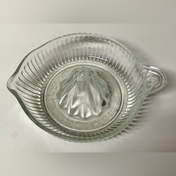Mid Century Vintage Starburst Pattern Cut Glass Antique Citrus Juicer - Picture 6 of 14